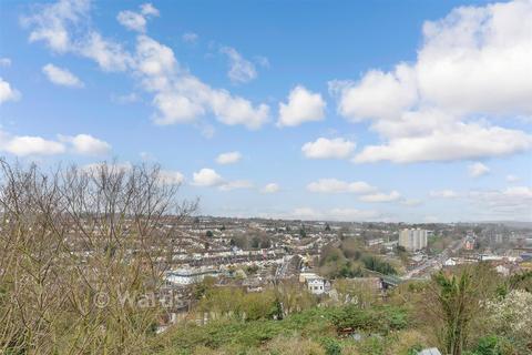 3 bed property, in Longhill Avenue, £275,000