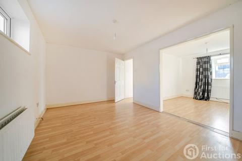 2 bed property, in Kirtley Road, £450,000
