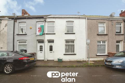 3 bed property, in Greenfield Street, £95,000
