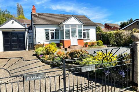 2 bed property, in Stryt Isa, £300,000