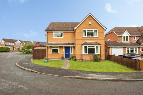 5 bed property, in Delamare Road, £495,000