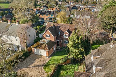 4 bed property, in Park Street, £725,000