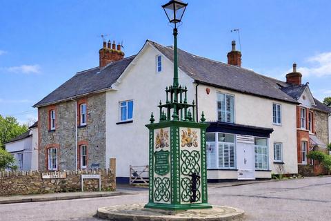 5 bed property, in High Street, £650,000