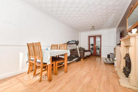 3 bed property, in Carlsden Close, £250,000