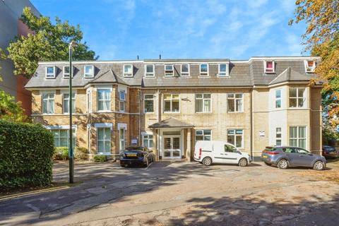 1 bed property, in Wootton Mount, £150,000