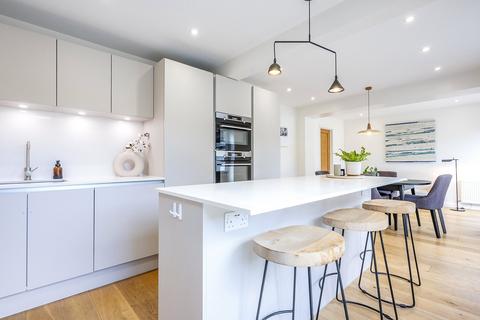 4 bed property, in Bettiscombe Close, £485,000