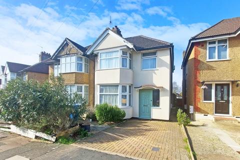 3 bed property, in Park Mead, £595,000