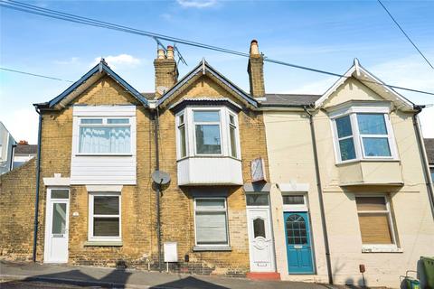 2 bed property, in Bridge Road, £140,000