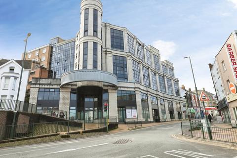 2 bed property, in Commercial Road, £120,000