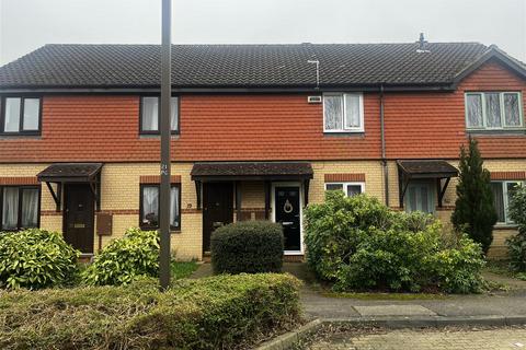 2 bed property, in Pettingrew Close, £234,000