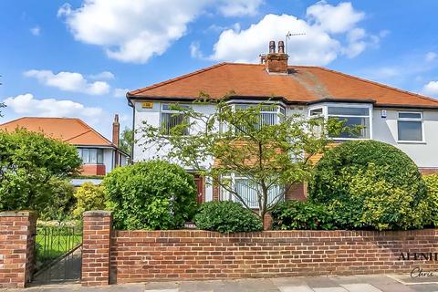 3 bed property, in Woodstock Drive, £280,000