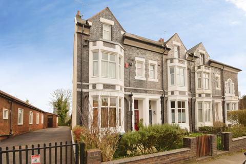 5 bed property, in Upper Hill Street, £500,000