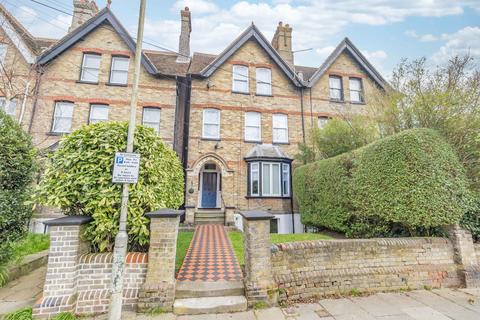 2 bed property, in Old Dover Road, £220,000
