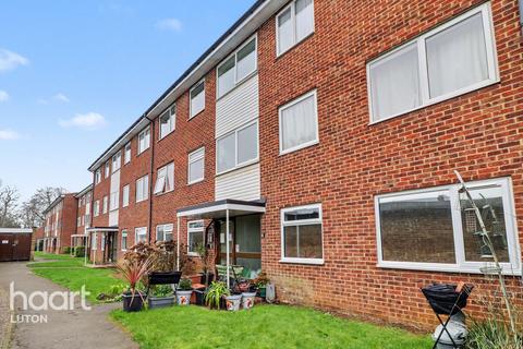 2 bed property, in Old Bedford Road, £190,000
