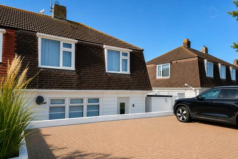 4 bed property, in Boyd Avenue, £280,000