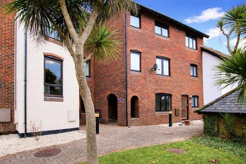 3 bed property, in Endeavour Way, £525,000