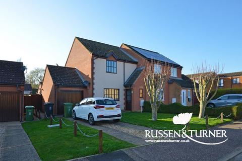 2 bed property, in Cedar Way, £219,995