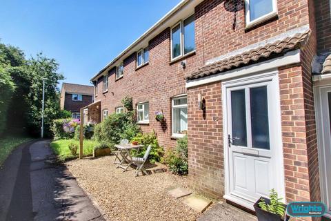 1 bed property, in Alderton Way, £120,000