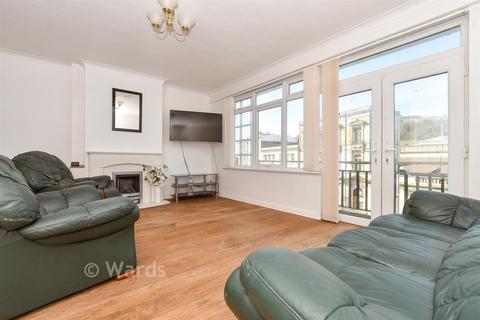 3 bed property, in Market Square, £155,000