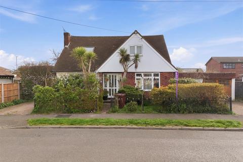 4 bed property, in Sydervelt Road, £450,000