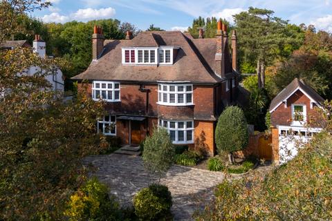 8 bed property, in Manor Way, £5,000,000