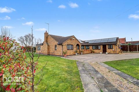 4 bed property, in Bloomhill Road, £475,000