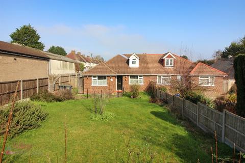 2 bed property, in Maidstone Road, £450,000