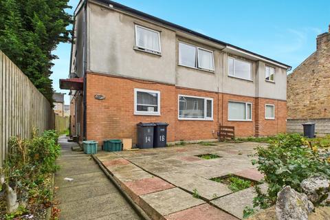 2 bed property, in Vale Road, £120,000