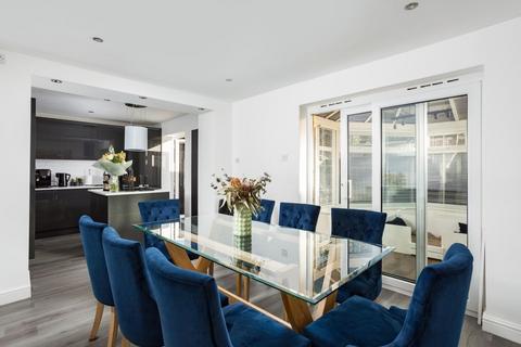 2 bed property, in Ladywell Road, £375,000