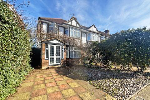 3 bed property, in Aragon Road, £850,000