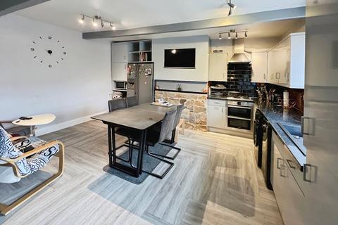 3 bed property, in Hollinbank Lane, £160,000