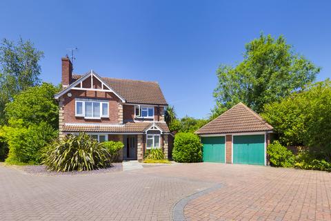 4 bed property, in Dutchells Copse, £800,000