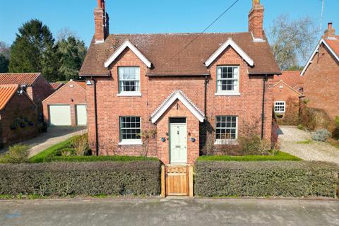 4 bed property, in Main Street, £675,000