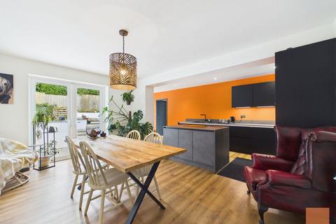 4 bed property, in Pengarth Close, £600,000