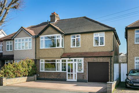 4 bed property, in Lynwood Drive, £825,000