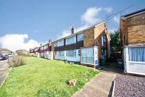 2 bed property, in Birchen Grove, £160,000