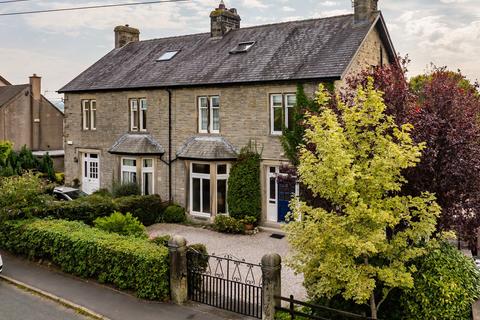5 bed property, in 57 Robin Lane, £495,000