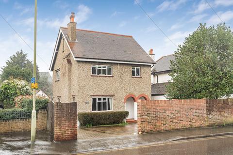 3 bed property, in Vicarage Road, £695,000