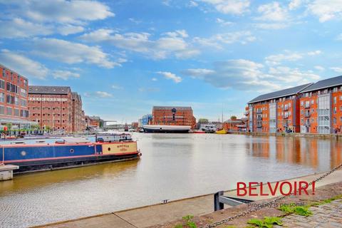 1 bed property, in Commercial Road, £105,000