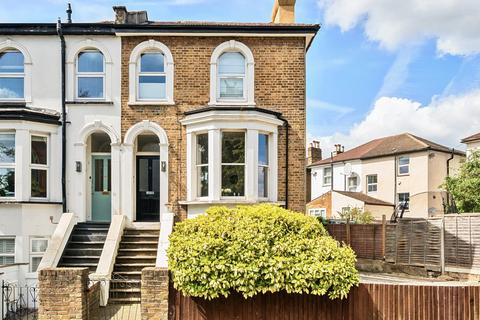 1 bed property, in Freelands Road, £300,000