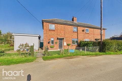 2 bed property, in Main Street, £200,000