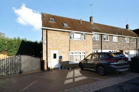 5 bed property, in Worlds End Lane, £690,000