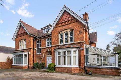1 bed property, in Manor Road, £200,000