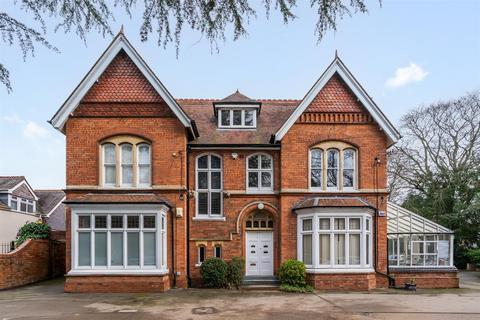 1 bed property, in Manor Road, £200,000