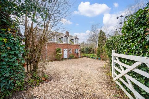 5 bed property, in Romsey Road, £725,000