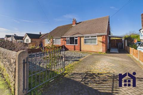 2 bed property, in Leyland Lane, £200,000