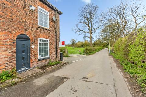 3 bed property, in Reddish Vale, £280,000