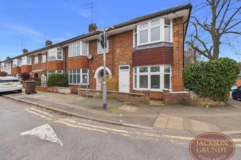 2 bed property, in Balfour Road, £200,000
