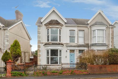 4 bed property, in College Square, £250,000