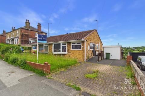 2 bed property, in Wrenthorpe Lane, £140,000